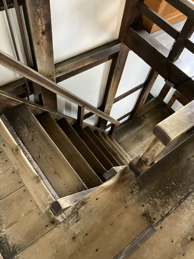 百間廊下 敷地高低差に沿って階段もある