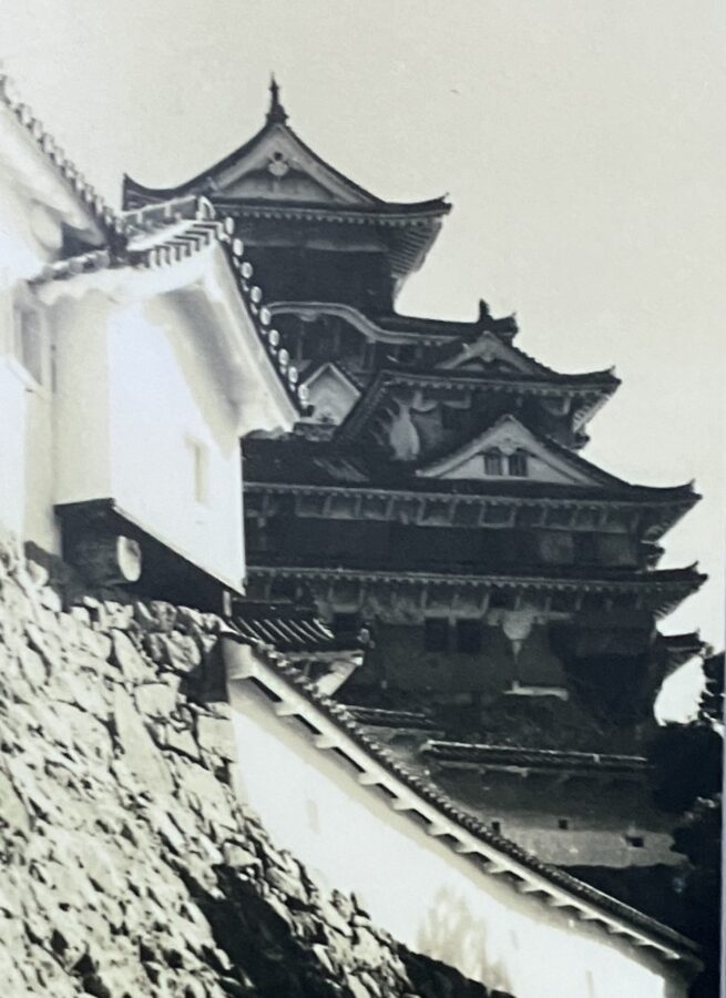 戦時下、黒く擬装された姫路城