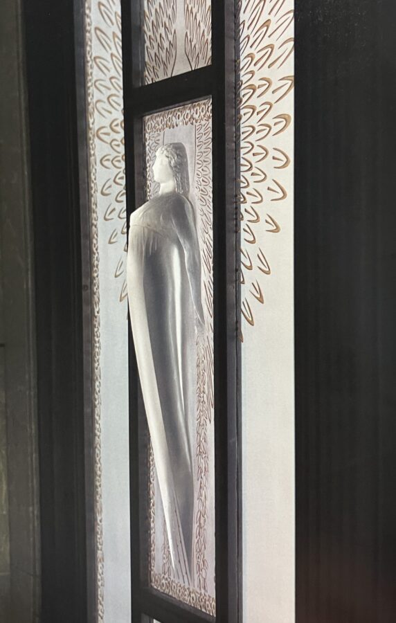 ルネ・ラリックのガラスレリーフ　翼を持つ女性