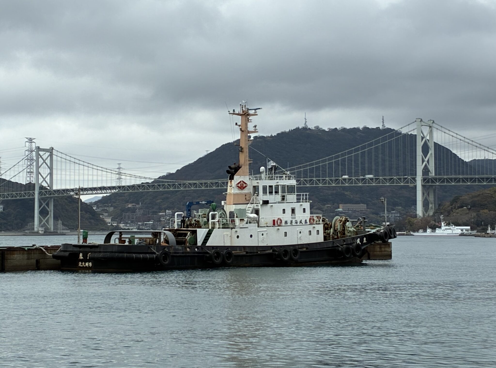 関門橋をバックにタグボート関門海峡