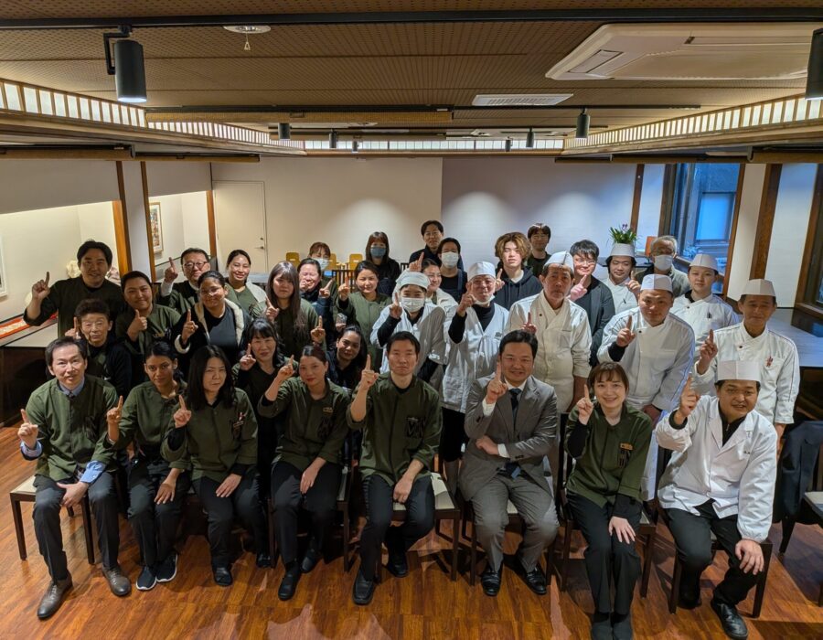 泰泉閣 スタッフ集合写真