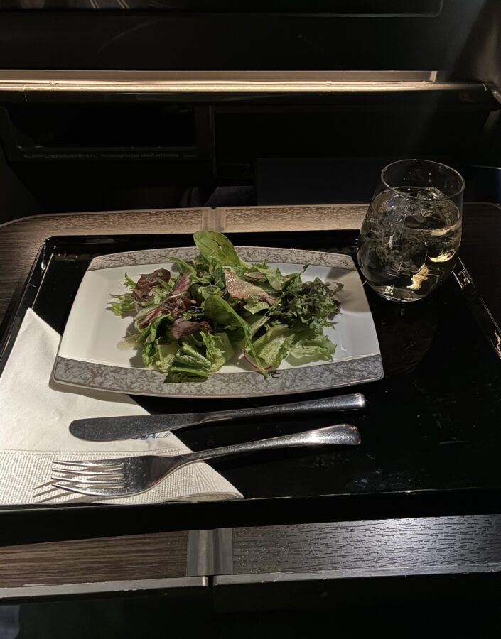 機内食、おつまみの野菜サラダと響のハイボール