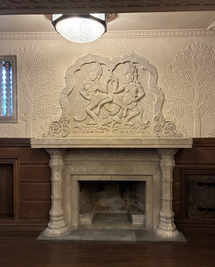 地下室ホールのインド様式の意匠が施された暖炉