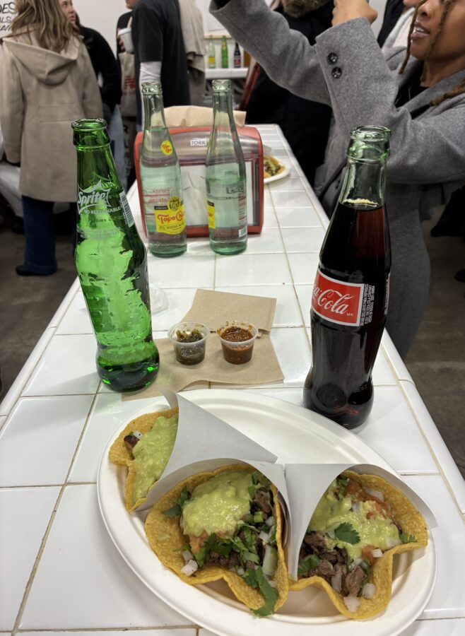 タコスとコーラ、立ち食い