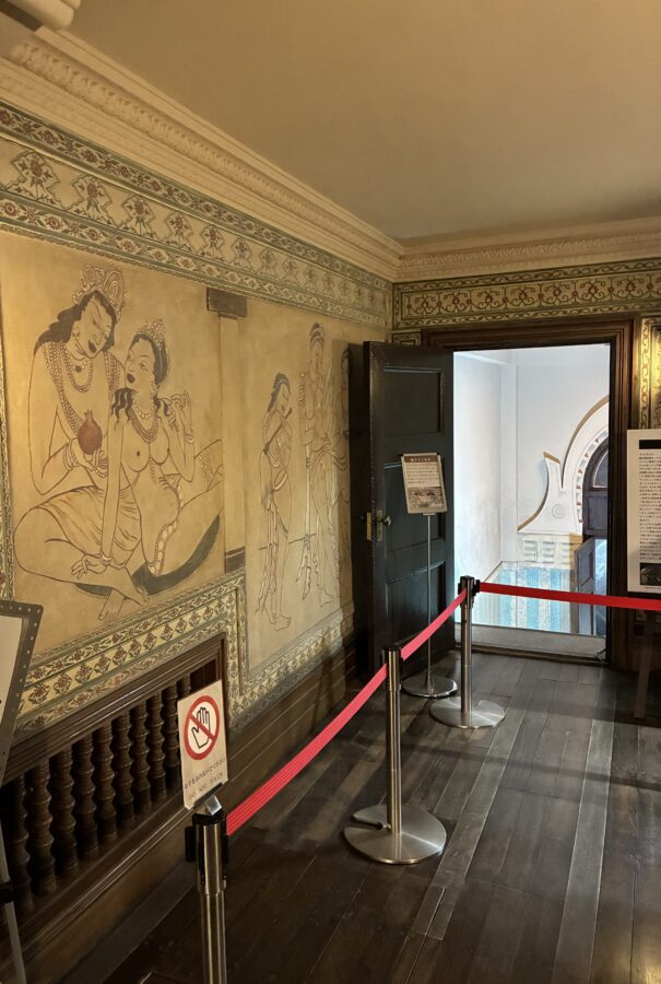 地下室ホールのインド石窟寺院遺跡の壁画模写