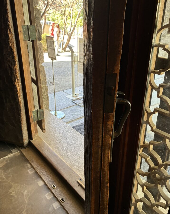 玄関扉、無垢1枚板、外側には取っ手がない