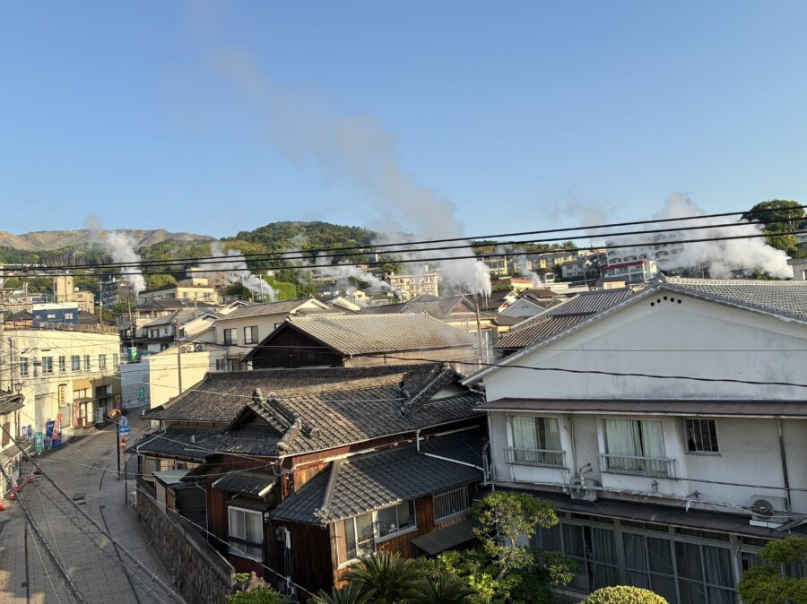 たまの荘屋上露天風呂から見た鉄輪街並み