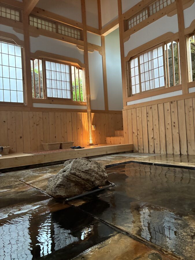 新湯 床と湯面が同じ高さ