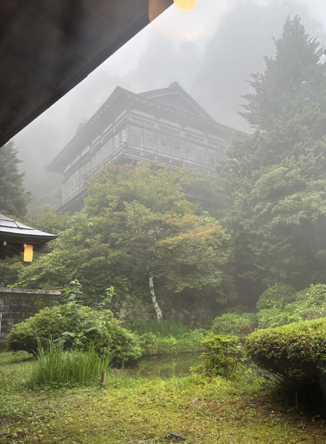 休憩処から見る 青根御殿