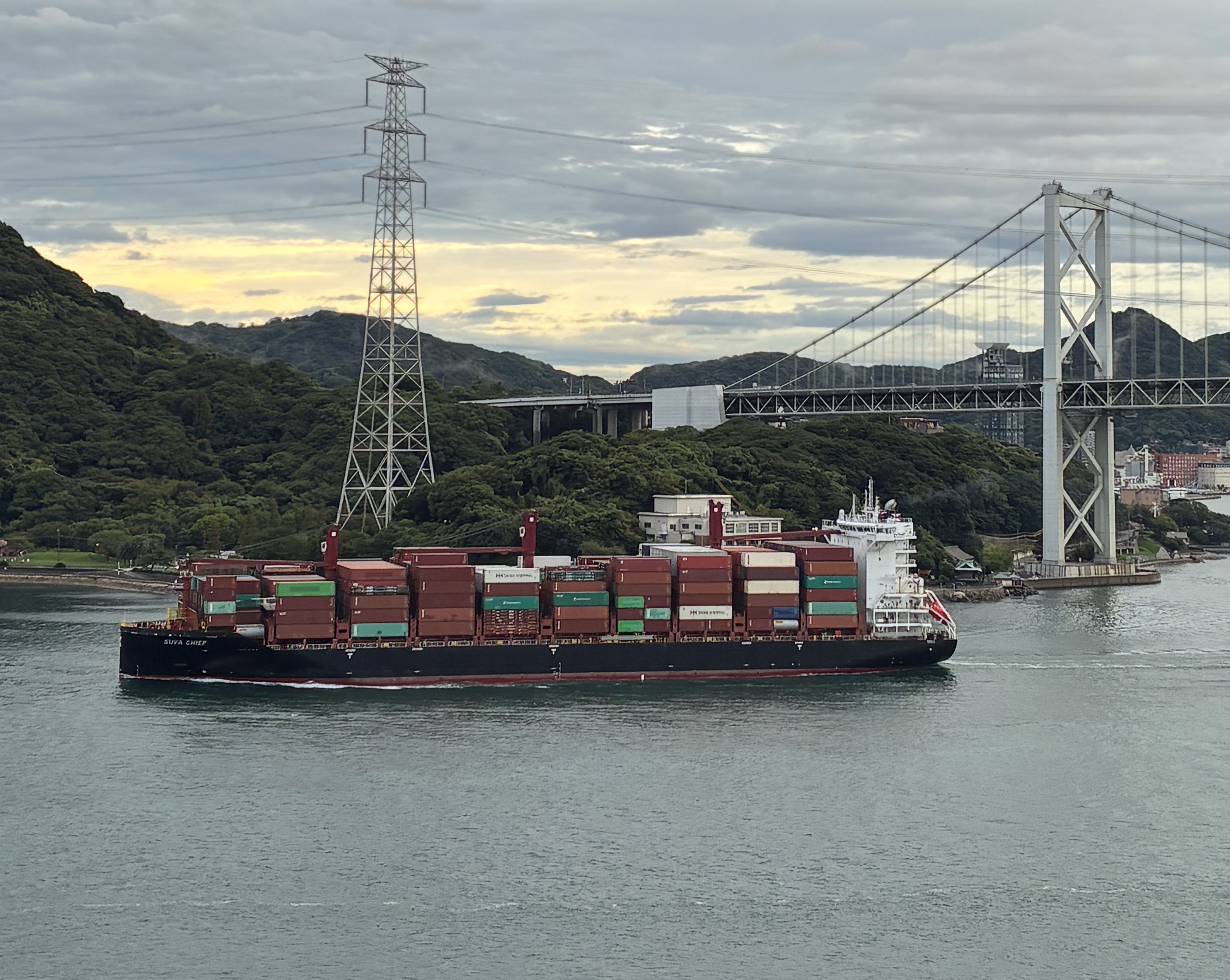 関門海峡を航行するコンテナ船