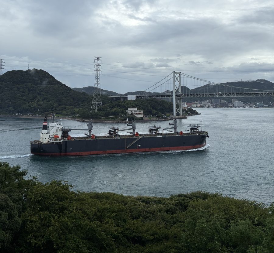 関門海峡を行き交う船　バラ積み船