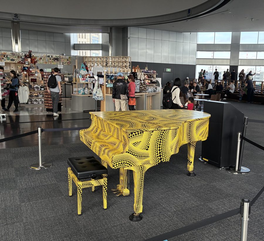東京都庁展望室　草間彌生デザインのグランドピアノ