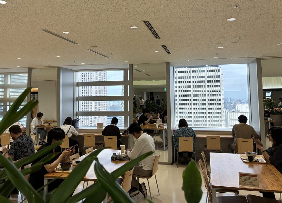 東京都庁　職員食堂　窓際カウンター席　眺望
