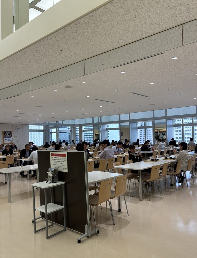 東京都庁　職員食堂　テーブル席